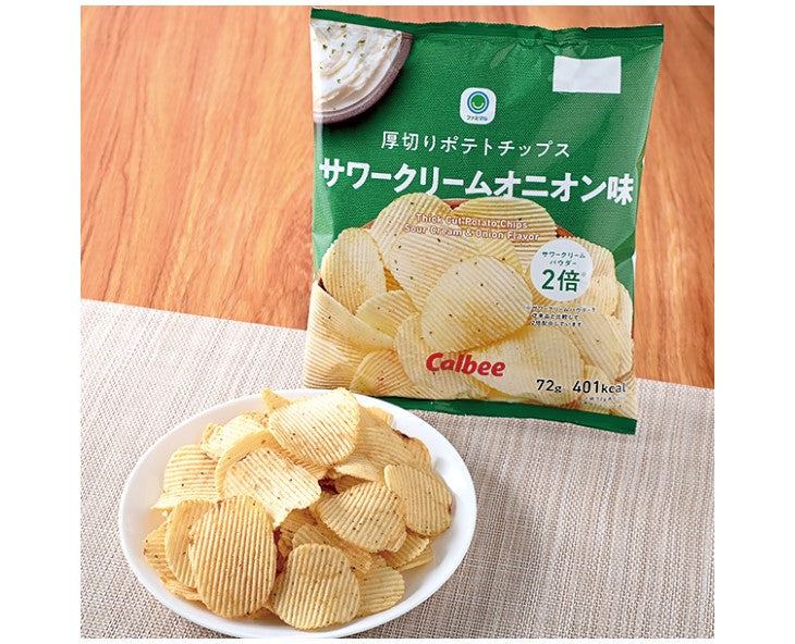 Brought to you by Japanese snack food maker Calbee, these thick-sliced potato chips have just the right amount of sourness for a rich and creamy flavor. Contains twice as much sour cream powder as similar products in Japan for a taste that really lingers! 